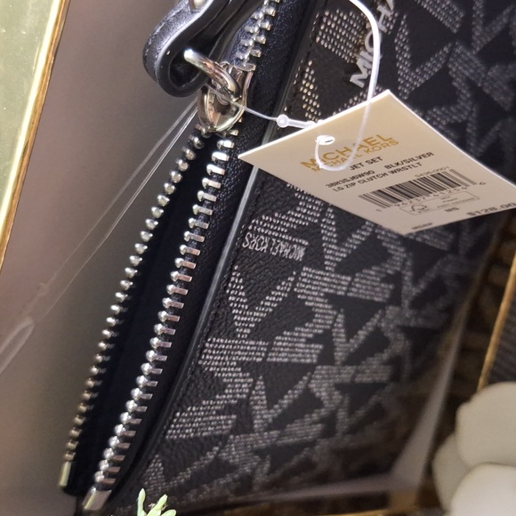 MICHAEL KORS JET SET WRISTLET🥰 - Picture 5 of 12